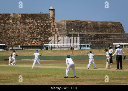 Galle, Sri Lanka - 2019-04-01 - STeenagers Praxis Kricket unter Liga Trainer Supervision. Stockfoto