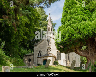 Kirche der Heiligen Dreifaltigkeit in Slad, Gloucestershire, England, UK. Die letzte Ruhestätte von Laurie Lee, Autor von Apfelwein mit Rosie. Stockfoto