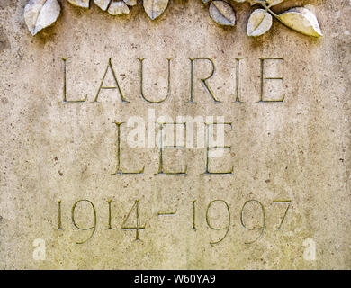 Der Grabstein des die letzte Ruhestätte von Laurie Lee, dessen Buch Apfelwein mit Rosie ist eine Beschreibung des Aufwachsens in das Dorf von Slad. Stockfoto