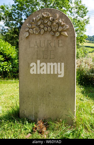 Der Grabstein des die letzte Ruhestätte von Laurie Lee, dessen Buch Apfelwein mit Rosie ist eine Beschreibung des Aufwachsens in das Dorf von Slad. Stockfoto