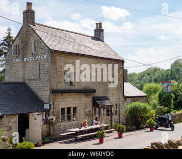 Das Woolpack Pub in Slad, Gloucestershire, England, UK, einem kleinen traditionellen Pub berühmt für seine lebenslange Verbindung mit dichter Laurie Lee. Stockfoto