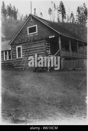 Avery, Idaho. US Forest Service, North Fork Ranger Bezirk Gebäude.; Umfang und Inhalt: Aus serialisierten Land Eintrag Case Files der Stornierten oder abgetretenen Forderungen des Landes. Allgemeine Hinweise: Bei der Witwe von William Ferrell, deren mineralische Anspruch auf Land in Avery, Idaho abgebrochen wurde. Der General Land Office sagte, daß es nicht funktioniert hätte, ein Mineral Anspruch während Ferrell's Witwe machte geltend, dass der Bau entlang der Eisenbahn Vorfahrt der Anspruch verhindert hatte von abgebaut wie nötig. Stockfoto