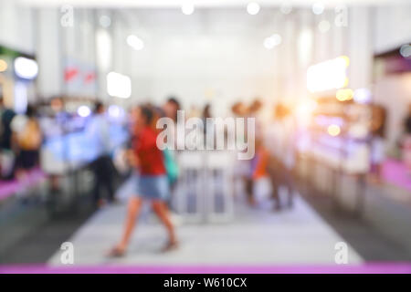 Verschwommenes Bild von Menschen zu Fuß im Einkaufszentrum (abstract Hintergrund) Stockfoto