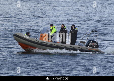 Mara, eine starre - geschält Schlauchboot, vorbei an der Greenock East India Hafen auf der Firth of Clyde. Stockfoto