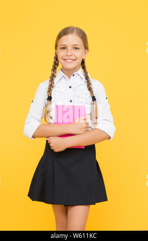 Schule Lektion. Studium der Literatur. Inspirational quotes motivieren Kinder zum akademischen Jahr voraus. Schule Mädchen formal einheitliche halten buchen. Auf dem Weg zu wissen. Folgende Regeln lernen. Zurück in der Schule willkommen. Stockfoto