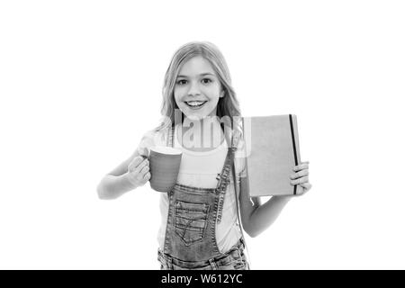 Starten Sie den Tag mit einem Frühstück. Cute girl Holding Cup und Notiz Buch. Kleines Kind ihre Schule Frühstück genießen. Baby Trinken von Tee oder Milch zum Frühstück. Glückliches Kind, das Frühstück am Morgen. Stockfoto