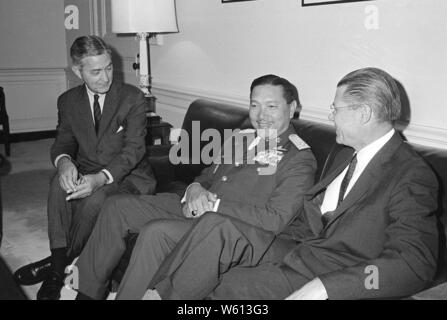 Dawee Chullasapya, Air Chief Marshal und Stellvertretender Minister für Verteidigung, Thailand (Mitte), trifft sich mit Verteidigungsminister Robert S. McNamara im Pentagon. Stockfoto