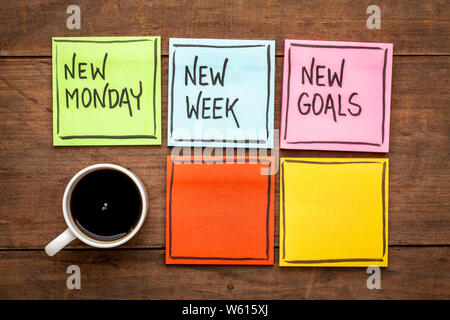 Neue Montag, neue Woche, neue Ziele - Handschrift auf bunte Haftnotizen mit einer Tasse Kaffee Stockfoto
