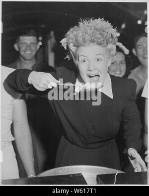 Betty Hutton visits Chow Hallen mit Matrosen und Marines in der Marshall Inseln. Blick über die Schulter der Bildschirm Star ist Virginia Carrol, Tänzer mit dem Hutton troupe., 12/1944; Allgemeine Hinweise: Verwenden Sie Krieg und Konflikt Nummer 756 bei der Bestellung eine Reproduktion oder Anforderung von Informationen zu diesem Bild. Stockfoto