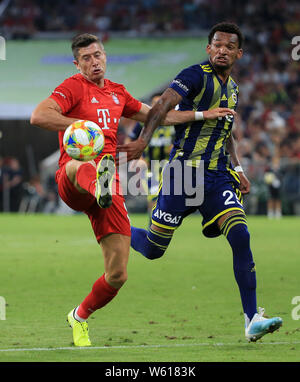 (190731) -- München, 31. Juli 2019 (Xinhua) - Robert Lewandowski (L) von Bayern München steuert die Kugel unter der Verteidigung von Jailson von Fenerbahce während ihres Audi Cup Halbfinale in München, Deutschland, am 30. Juli 2019. Bayern München gewann 6-1. (Foto: Philippe Ruiz/Xinhua) Stockfoto