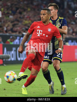 (190731) -- München, 31. Juli 2019 (Xinhua) - thiago (L) von Bayern München steuert die Kugel unter der Verteidigung von Miha Zajc von Fenerbahce während ihres Audi Cup Halbfinale in München, Deutschland, am 30. Juli 2019. Bayern München gewann 6-1. (Foto: Philippe Ruiz/Xinhua) Stockfoto