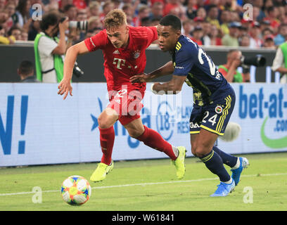 (190731) -- München, 31. Juli 2019 (Xinhua) - Joshua Kimmich (L) von Bayern München bricht durch die Verteidigung von Garry Rodrigues von Fenerbahce während ihres Audi Cup Halbfinale in München, Deutschland, am 30. Juli 2019. Bayern München gewann 6-1. (Foto: Philippe Ruiz/Xinhua) Stockfoto