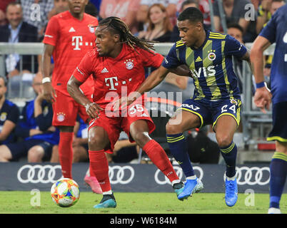 (190731) -- München, 31. Juli 2019 (Xinhua) - Renato Sanches (L) von Bayern München Mias mit Garry Rodrigues von Fenerbahce während ihres Audi Cup Halbfinale in München, Deutschland, am 30. Juli 2019. Bayern München gewann 6-1. (Foto: Philippe Ruiz/Xinhua) Stockfoto