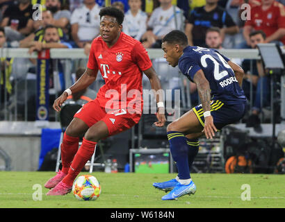 (190731) -- München, 31. Juli 2019 (Xinhua) - David Alaba (L) von Bayern München Mias mit Garry Rodrigues von Fenerbahce während ihres Audi Cup Halbfinale in München, Deutschland, am 30. Juli 2019. Bayern München gewann 6-1. (Foto: Philippe Ruiz/Xinhua) Stockfoto