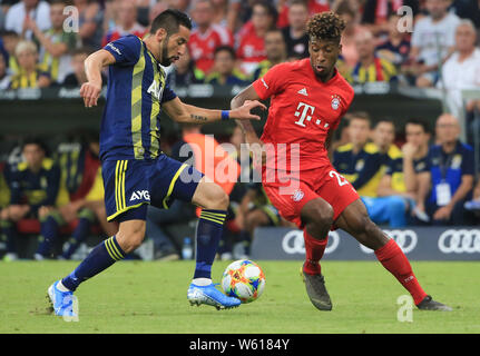 (190731) -- München, 31. Juli 2019 (Xinhua) - Kingsley Coman (R) von Bayern München Mias mit Ozan Tufan von Fenerbahce während ihres Audi Cup Halbfinale in München, Deutschland, am 30. Juli 2019. Bayern München gewann 6-1. (Foto: Philippe Ruiz/Xinhua) Stockfoto