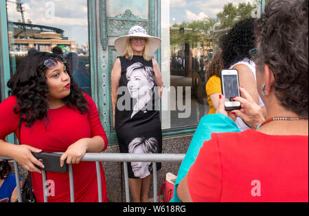 Detroit, Michigan, USA. 30. Juli, 2019. Leute richten in den ersten von zwei demokratischen Debatten in Detroit von CNN gehostet und von der DNC sanktioniert zu erhalten. Credit: Brian Cahn/ZUMA Draht/Alamy leben Nachrichten Stockfoto