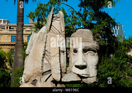 Denkmal für die indigene Bevölkerung in der Plaza de Armas - Santiago - Chile Stockfoto