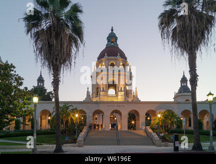 Die schöne Pasadena City Hall Main Tower und Arcade in der Abenddämmerung. Stockfoto