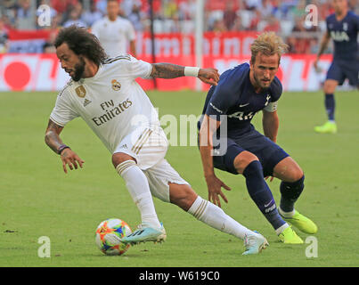 (190731) -- München, 31. Juli 2019 (Xinhua) - Marcelo (L) von Real Madrid steuert den Ball unter der Verteidigung von Harry Kane von Tottenham Hotspur beim Audi Cup Halbfinale in München, Deutschland, am 30. Juli 2019. Real Madrid 0-1. (Foto: Philippe Ruiz/Xinhua) Stockfoto