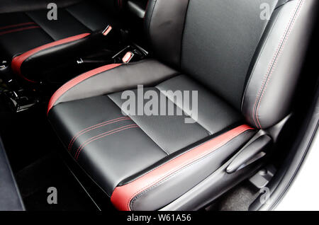 Leder Autositz. Auto Details im Innenraum Stockfoto
