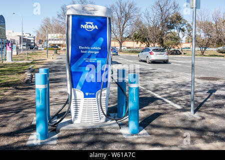 Rückansicht eines Twin Ladegerät des Elektrofahrzeugs bei Tamworth Australien. Stockfoto