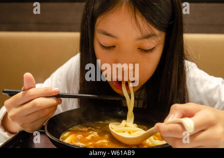 Asiatische Mädchen essen Ramen, Japanisch Essen Stockfoto