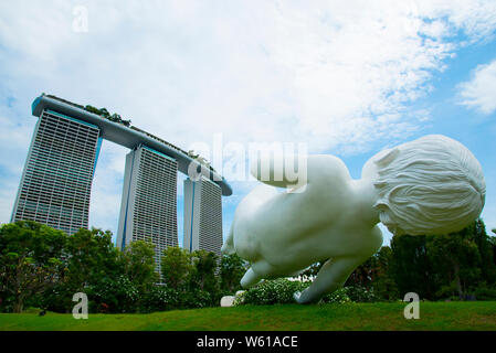 SINGAPORE CITY, Singapur - 12. April 2019: "Planet"-Skulptur ist ein übergroßes Baby in der Luft schweben Erstellt von Marc Quinn Stockfoto