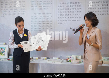 Ein Besatzungsmitglied stellt in der Nähe von Airline Mahlzeiten an Bord für Shenzhen Airlines Shenzhen - London Heathrow Service in Shenzhen ci serviert. Stockfoto