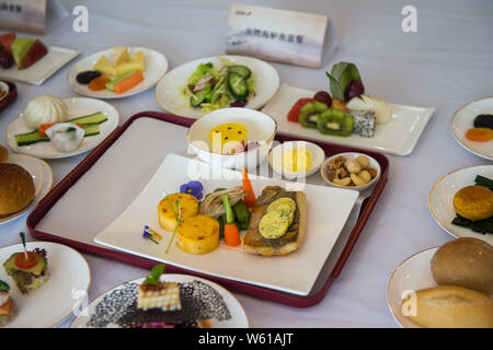 Eine Fluggesellschaft Mahlzeit serviert zu Passagiere an Bord für Shenzhen Airlines Shenzhen - London Heathrow Service in Shenzhen City angezeigt, im Süden Stockfoto