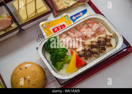 Eine Fluggesellschaft Mahlzeit serviert zu Passagiere an Bord für Shenzhen Airlines Shenzhen - London Heathrow Service in Shenzhen City angezeigt, im Süden Stockfoto