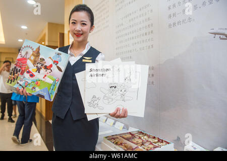 Ein Besatzungsmitglied stellt in der Nähe von Airline Mahlzeiten an Bord für Shenzhen Airlines Shenzhen - London Heathrow Service in Shenzhen ci serviert. Stockfoto
