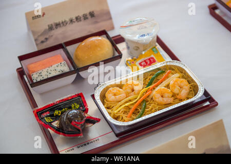 Eine Fluggesellschaft Mahlzeit serviert zu Passagiere an Bord für Shenzhen Airlines Shenzhen - London Heathrow Service in Shenzhen City angezeigt, im Süden Stockfoto