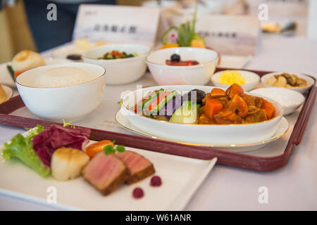 Eine Fluggesellschaft Mahlzeit serviert zu Passagiere an Bord für Shenzhen Airlines Shenzhen - London Heathrow Service in Shenzhen City angezeigt, im Süden Stockfoto