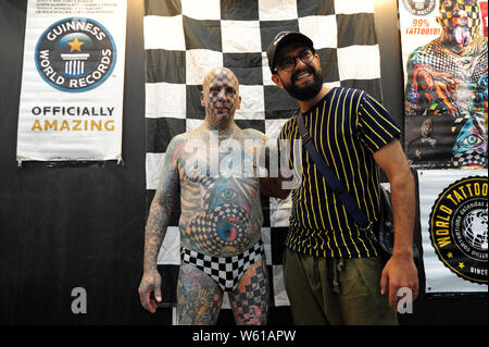 Amerikanischen freakshow guest star Matt gegangen, rechts, Posen für Fotos mit einem Besucher während der Tattoo Show 2018 in Hangzhou City, East China Zhejiang pr Stockfoto