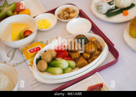 Eine Fluggesellschaft Mahlzeit serviert zu Passagiere an Bord für Shenzhen Airlines Shenzhen - London Heathrow Service in Shenzhen City angezeigt, im Süden Stockfoto
