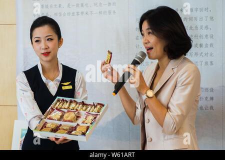 Ein Besatzungsmitglied zeigt eine Fluggesellschaft Mahlzeit für Fluggäste an Bord serviert für Shenzhen Airlines Shenzhen - London Heathrow Service in Shenzhen ci Stockfoto