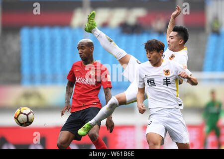 Brasilianische Fußballspieler Anderson Talisca oder einfach Talisca, links, von Guangzhou Evergrande Taobao Herausforderungen Spieler von Guizhou Hengfeng in Ihren 27 t Stockfoto