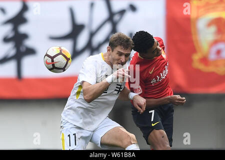 Kroatischer Fußballspieler Nikica Jelavic, links, von Guizhou Hengfeng Köpfe die Kugel gegen den brasilianischen Fußballspieler Alan Carvalho von Guangzhou Evergra Stockfoto