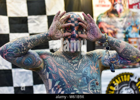 Amerikanischen freakshow guest star Matt Gegangen stellt während der Tattoo Show 2018 in Hangzhou City, East China Zhejiang provinz, 21. Oktober 2018. Matt gehen Stockfoto