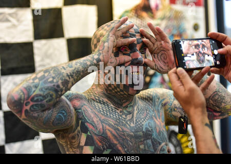 Amerikanischen freakshow guest star Matt Gegangen stellt während der Tattoo Show 2018 in Hangzhou City, East China Zhejiang provinz, 21. Oktober 2018. Matt gehen Stockfoto