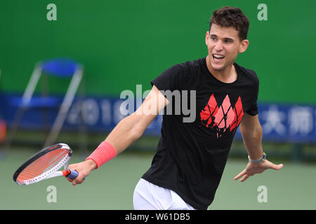 Austrian Tennis star Dominic Thiem nimmt Teil an einem Training in Vorbereitung auf die Rolex Shanghai Masters Tennis Turnier 2018 in Shanghai. Stockfoto