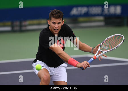 Austrian Tennis star Dominic Thiem nimmt Teil an einem Training in Vorbereitung auf die Rolex Shanghai Masters Tennis Turnier 2018 in Shanghai. Stockfoto