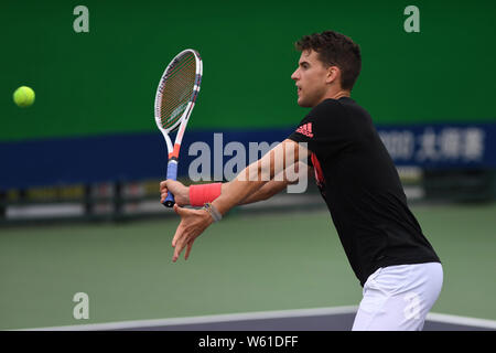 Austrian Tennis star Dominic Thiem nimmt Teil an einem Training in Vorbereitung auf die Rolex Shanghai Masters Tennis Turnier 2018 in Shanghai. Stockfoto