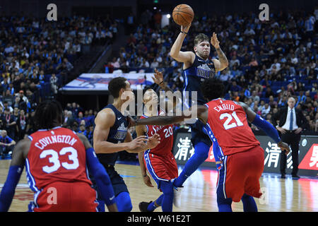 Luka Doncic von Dallas Mavericks, oben, springt die Kugel Mannschaftskamerad Dwight Powell, zweite links, vor Markelle Fultz, Mitte, und Joel Embi Stockfoto