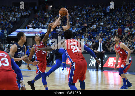 Luka Doncic von Dallas Mavericks, oben, springt die Kugel Mannschaftskamerad Dwight Powell, zweite links, vor Markelle Fultz, Mitte, und Joel Embi Stockfoto