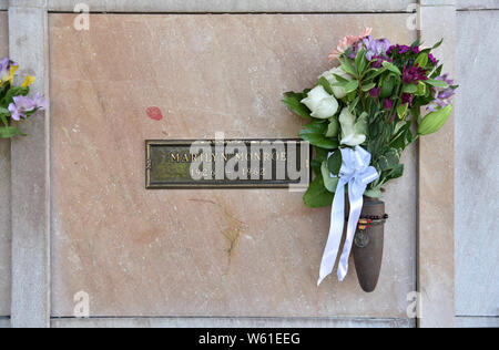 LOS ANGELES, CA/USA - 15. MÄRZ 2019: Lippenstift druckt auf Marilyn Monore's Grab an durchbohren Brüder Westwood Village Memorial Park, wo viele celebrit Stockfoto