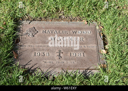 LOS ANGELES, CA/USA - 15. MÄRZ 2019: Natalie Wood's Tombstone an durchbohren Brüder Westwood Village Memorial Park, wo viele Prominente begraben sind Stockfoto