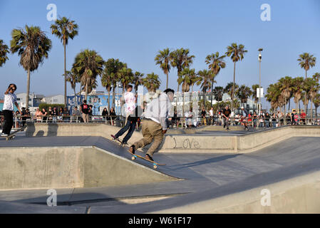 Venedig, CA/USA - Juli 5, 2019: SKATEBOARDER am berühmten Venice Beach Skate Park Stockfoto