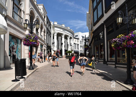 LOS ANGELES, CA/USA - Juli 8, 2019: Touristen und Käufer Spaziergang entlang der Via Rodeo Drive in Beverly Hills Stockfoto