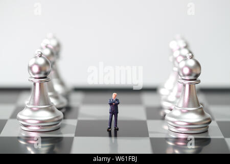 Schach Geschäft mit Miniatur Geschäftsmann Menschen Idee für Wettbewerb, Erfolg und Führung Konzept (Business als Hintergrund) Stockfoto